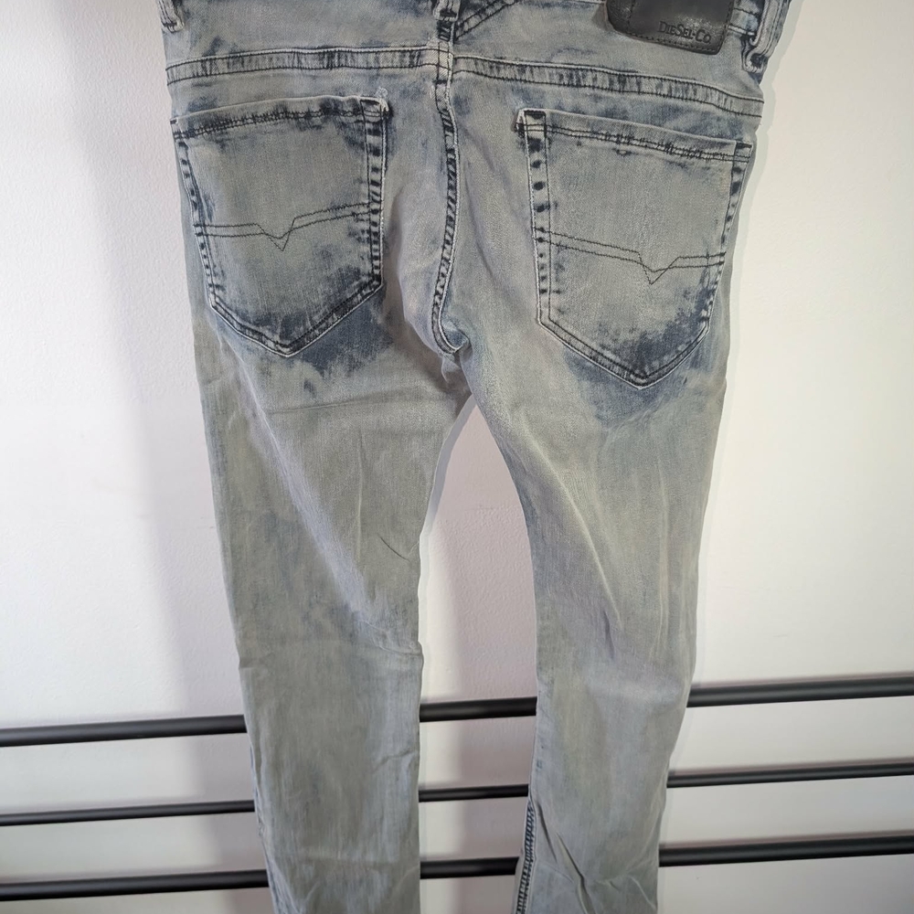 Light Wash Men's Slim Jeans - Casual Everyday Style